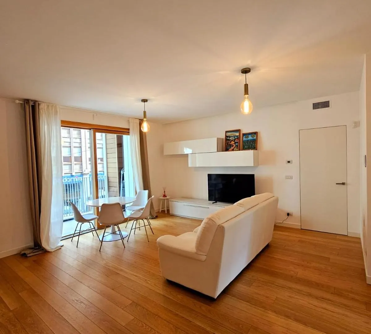 Apartment 3-Bedroom - Sleeps 7 - With Gym Milan Italy